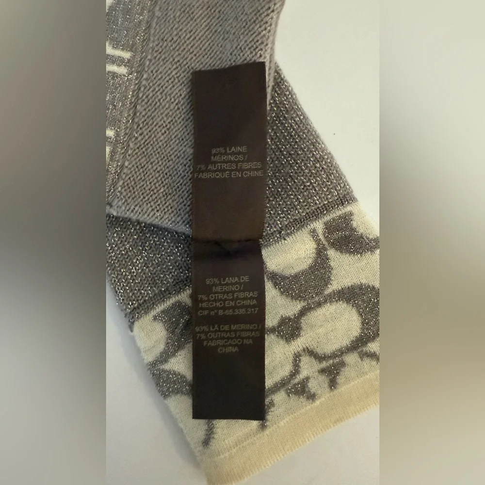 COACH Signature Logo Metallic Knit Gloves Grey Silver White Merino Wool NWOT - Picture 4 of 7